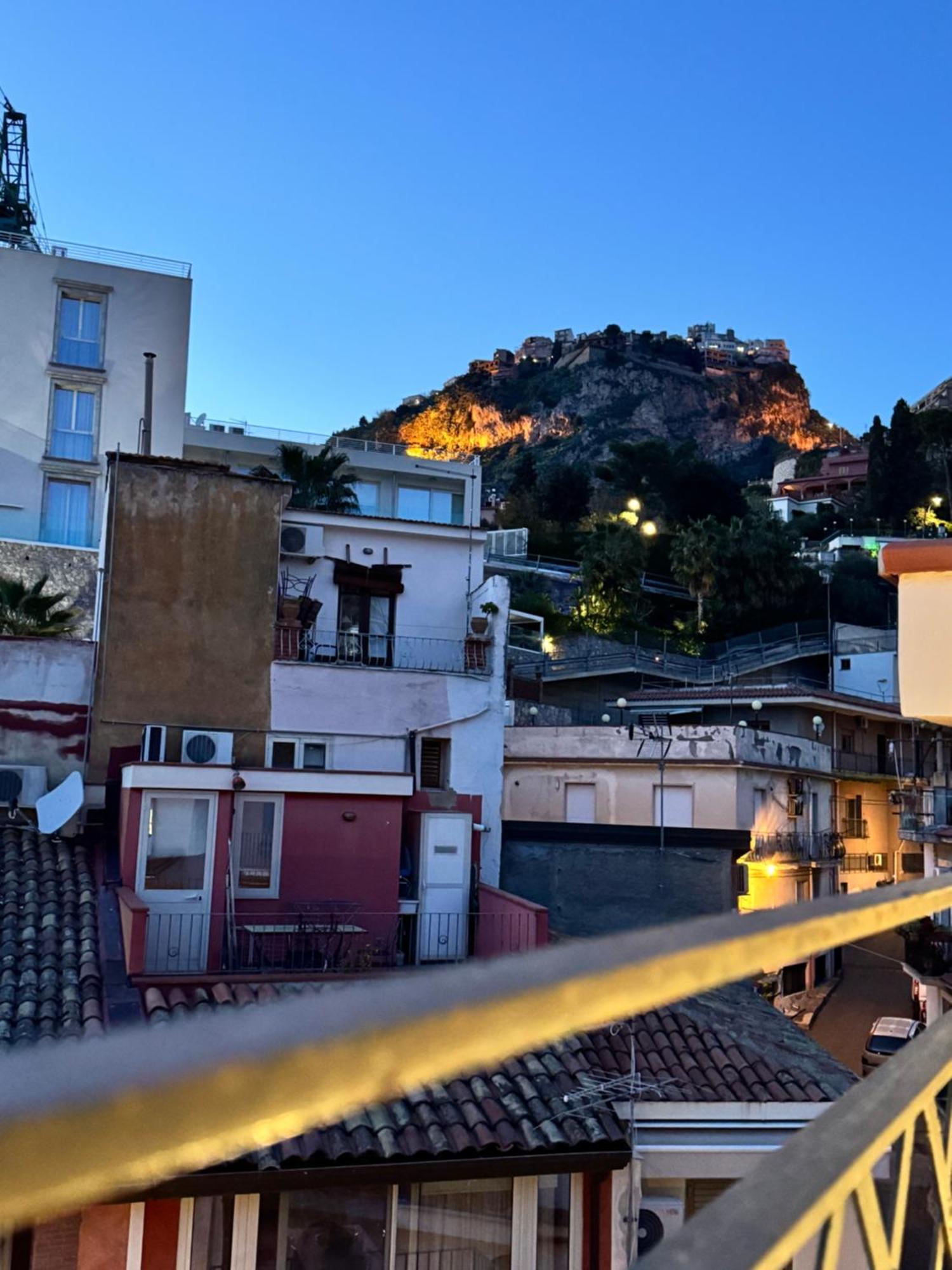 Taormina'S Sun Acomodação com café da manhã Exterior foto